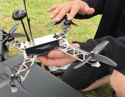 3D打印無人機(jī)來啦如今，3D打印技術(shù)正“無孔不入”地滲透到人們的生活中，3D打印機(jī)幾乎可應(yīng)用于市場(chǎng)各細(xì)分行業(yè)。在無人機(jī)制造領(lǐng)域中，相對(duì)傳統(tǒng)制造，3D打印無人機(jī)有著不可比擬的優(yōu)勢(shì)，3D打印機(jī)正以自身獨(dú)特(圖1)