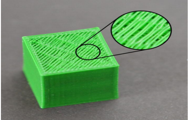 頂層出現孔洞或縫隙(圖1)